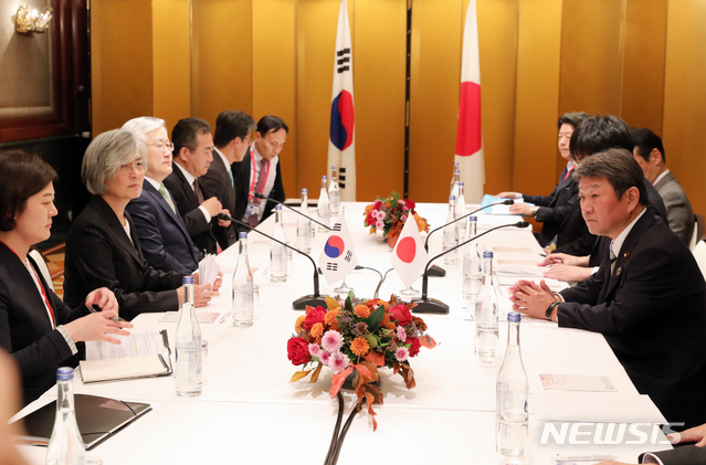 [나고야(일본)] 전진환 기자 = 강경화 장관이 모테기 도시미쓰 외무상과 23일 오후(현지시각) G20(주요 20개국) 외교장관회의가 열린 일본 나고야 관광호텔에서 양자회담을 하고 있다. 2019.11.23.&nbsp;&nbsp;&nbsp;&nbsp; amin2@newsis.com