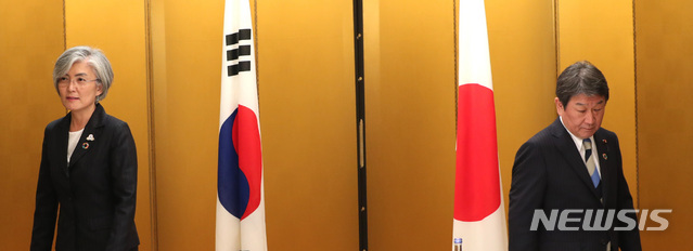 [나고야(일본)] 전진환 기자 = 강경화 장관이 모테기 도시미쓰 외무상과 23일 오후(현지시각) G20(주요 20개국) 외교장관회의가 열린 일본 나고야 관광호텔에서 양자회담을 하기 위해 자리로 향하고 있다. 2019.11.23. amin2@newsis.com