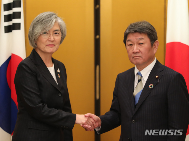 [나고야(일본)] 전진환 기자 = 강경화 장관이 모테기 도시미쓰 외무상과 23일 오후(현지시각) G20(주요 20개국) 외교장관회의가 열린 일본 나고야 관광호텔에서 양자회담을 하기에 앞서 악수하고 있다. 2019.11.23. amin2@newsis.com