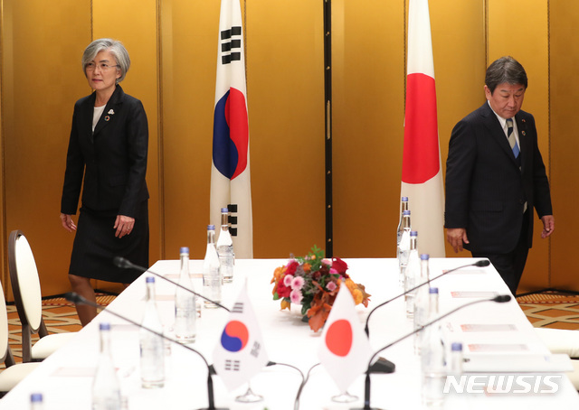 [나고야(일본)] 전진환 기자 = 강경화 장관이 모테기 도시미쓰 외무상과 23일 오후(현지시각) G20(주요 20개국) 외교장관회의가 열린 일본 나고야 관광호텔에서 양자회담을 하기위해 자리로 향하고 있다. 2019.11.23.&nbsp;&nbsp;&nbsp;&nbsp; amin2@newsis.com