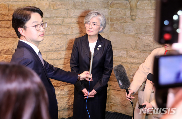 [나고야(일본)] 전진환 기자 = 강경화 장관이 모테기 도시미쓰 외무상과 23일 오후(현지시각) G20(주요 20개국) 외교장관회의가 열린 일본 나고야 관광호텔에서 한일 양자회담을 마치고 나와 기자들의 질문에 답하고 있다. 2019.11.23. amin2@newsis.com