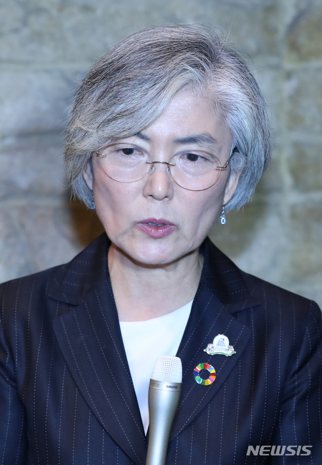 [나고야(일본)] 전진환 기자 = 강경화 장관이 모테기 도시미쓰 외무상과 23일 오후(현지시각) G20(주요 20개국) 외교장관회의가 열린 일본 나고야 관광호텔에서 한일 양자회담을 마치고 나와 기자들의 질문에 답하고 있다. 2019.11.23.&nbsp;&nbsp;&nbsp;&nbsp; amin2@newsis.com