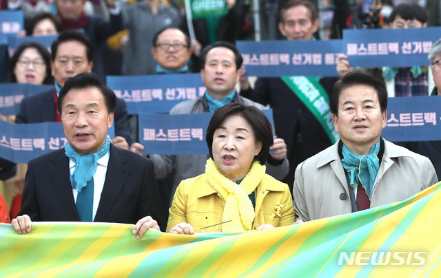 [서울=뉴시스]김선웅 기자 = 손학규 바른미래당 대표, 심상정 정의당 대표, 정동영 민주평화당 대표 등 시민들이 23일 서울 여의도 국회의사당 앞에서 열린 불꽃집회에서 연동형 비례대표제 선거법 통과를 촉구하고 있다. 2019.11.23. mangusta@newsis.com