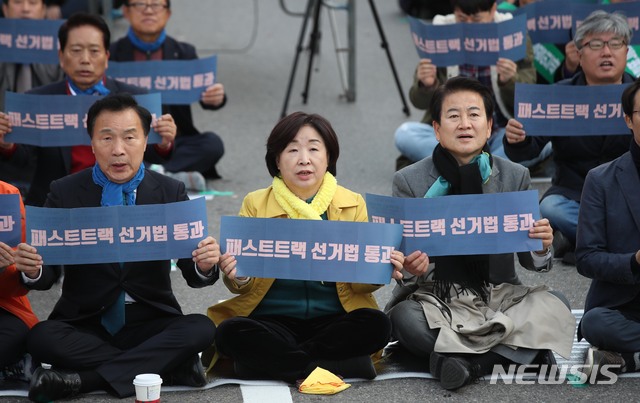 [서울=뉴시스]김선웅 기자 = 정동영 민주평화당 대표, 손학규 바른미래당 대표, 심상정 정의당 대표 등 시민들이 23일 서울 여의도 국회의사당 앞에서 열린 불꽃집회에서 연동형 비례대표제 선거법 통과를 촉구하고 있다. 2019.11.23. mangusta@newsis.com