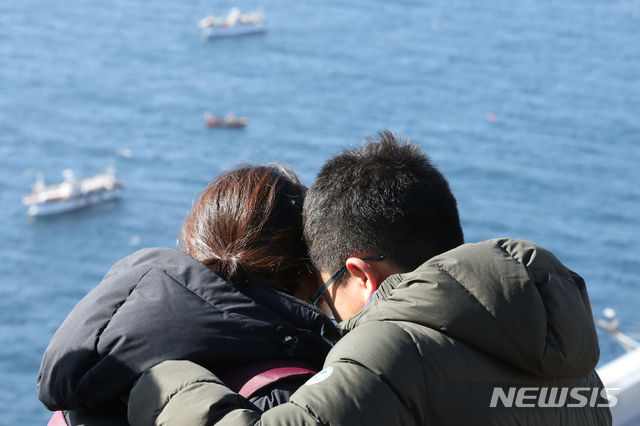 [독도=뉴시스] 이무열 기자 = 독도 소방구조헬기 추락사고 실종자 가족이 23일 오전 경북 울릉군 독도 헬기장 앞 전망대에서 사고 해역 바다를 바라보며 오열하고 있다. 2019.11.23. lmy@newsis.com