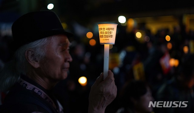 [서울=뉴시스]김선웅 기자 = 지난달 23일 오후 서울 종로구 광화문광장에서 세월호 참사 전면 재수사 및 책임자 처벌을 촉구하는 촛불집회가 열리고 있다. 2019.11.23. mangusta@newsis.com