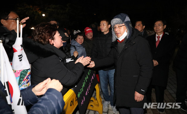 [서울=뉴시스]김선웅 기자 = 나흘째 단식 중인 황교안 자유한국당 대표가 23일 오후 청와대 분수대 앞에서 지지자들과 인사를 나누고 있다. 2019.11.23. mangusta@newsis.com