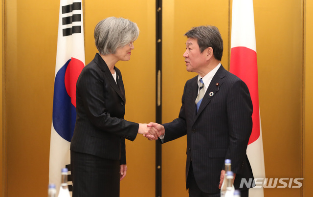 [나고야(일본)] 전진환 기자 = 강경화 장관이 모테기 도시미쓰 외무상과 23일 오후(현지시각) G20(주요 20개국) 외교장관회의가 열린 일본 나고야 관광호텔에서 양자회담을 하기에 앞서 악수하고 있다. 2019.11.23.        amin2@newsis.com