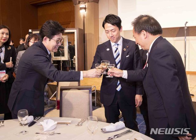 [서울=뉴시스]조명래 환경부장관이 23일 일본 기타규슈에서 열린 제21차 한중일 환경장관회의 환영만찬에서 고이즈미 일본 환경성 장관, 리간지에 중국 생태환경부장관과 건배를 하고 있다. 2019.11.23. (사진=환경부 제공) photo@newsis.com