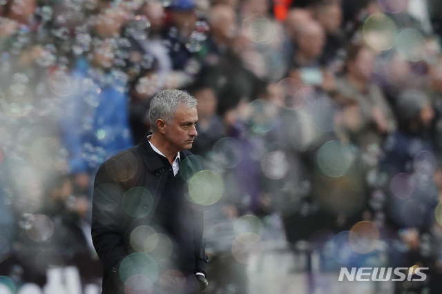 [런던=AP/뉴시스]조세 무리뉴 감독이 이끄는 토트넘이 23일 오후 9시30분(한국시간) 영국 런던의 런던 스타디움에서 열린 웨스트햄 유나이티드와의 2019~2020 EPL 13라운드에서 손흥민의 1골 1도움 활약을 발판삼아 3-2로 승리했다. 포체티노 감독의 후임으로 지휘봉을 잡은 무리뉴 감독은 지난해 12월 맨유를 떠난 뒤, 처음으로 그라운드에 섰다. 