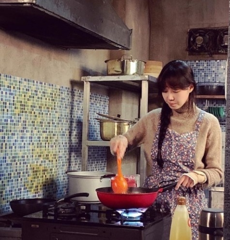 【서울=뉴시스】 두루치기 만드는 공효진. (사진 = 인스타그램 캡처) 2019.11.24 realpaper7@newsis.com 