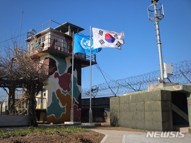 [서울=뉴시스]24일 정부와 군 관계자 등에 따르면 국방부 북한정책 관계자와 유엔군사령부 관계자들이 지난 주 철원 궁예 도성에 인접한 GP(감시초소)를 방문했다. 2019.11.24. (사진=유엔사 트위터) photo@newsis.com