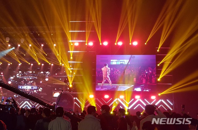 [창원=뉴시스]'한-아세안 특별정상회의'를 하루 앞둔 24일 오후 경남 창원경륜장에서 전야 공연인 '아세안 판타지아(ASEAN FANTASIA)'가 펼쳐지고 있다.(사진=독자제공) 2019.11.24.&nbsp; photo@newsis.com 