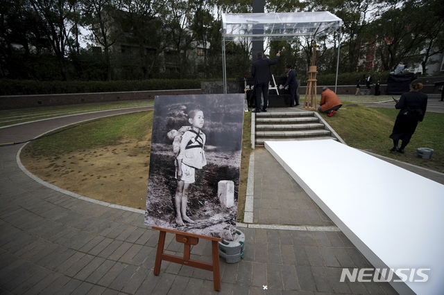 [나가사키=AP/뉴시스] 일본 나가사키의 원자폭탄 투하지점(폭심지)에 세워진 공원에 24일 미국 종군기자 조 오도넬의 사진 '소각장의 소년'이 크게 확대돼 세워져 있다. 교황은 이날 공원에서 열린 행사에 오도넬의 아들을 초청해 원폭의 비극을 전달한 고인에게 감사를 전달했다. 2019. 11.24 