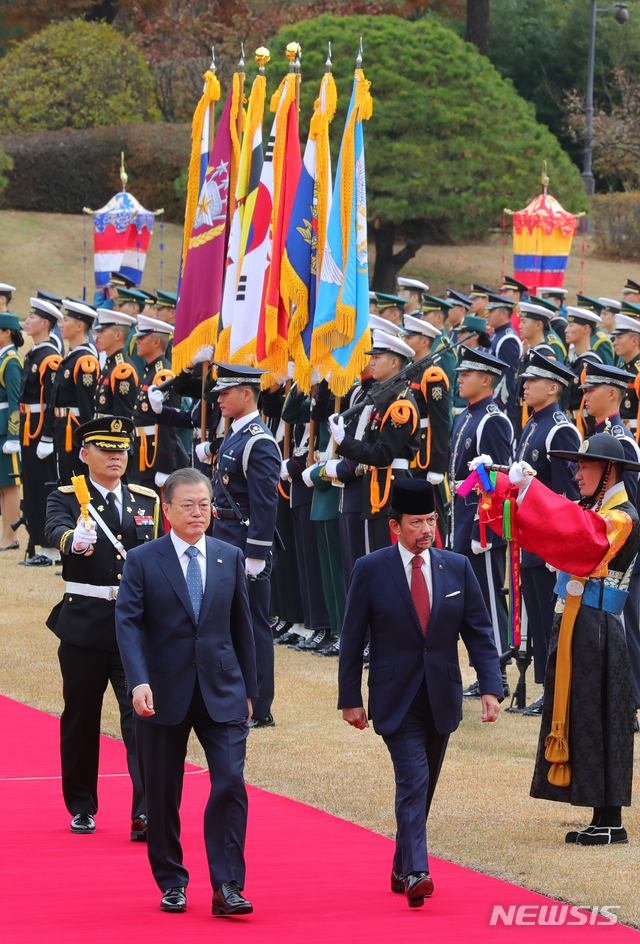 [서울=뉴시스]배훈식 기자 = 문재인 대통령과 하사날 볼키아 브루나이 국왕이 24일 청와대 대정원에서 열린 공식환영식에 참석해 의장대 사열을 하고 있다. 2019.11.24.&nbsp; dahora83@newsis.com