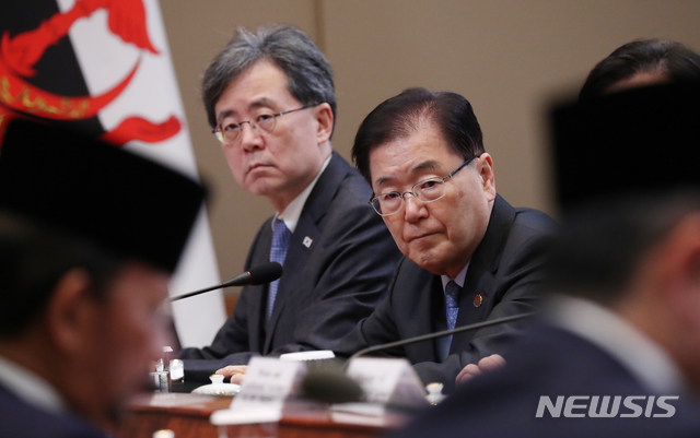 [서울=뉴시스]배훈식 기자 = 김현종(왼쪽부터) 국가안보실 2차장과 정의용 국가안보실장이 24일 청와대 본관에서 열린 한-브루나이 정상회담에 참석해 하사날 볼키아 브루나이 국왕의 인사말을 듣고 있다. 2019.11.24.&nbsp; dahora83@newsis.com