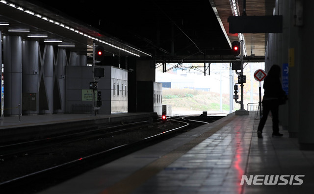 [서울=뉴시스] 고범준 기자 = 철도노조 파업 닷새째를 맞는 24일 서울 용산구 서울역에 철도 운행 신호가 켜 있다. 2019.11.24. bjko@newsis.com