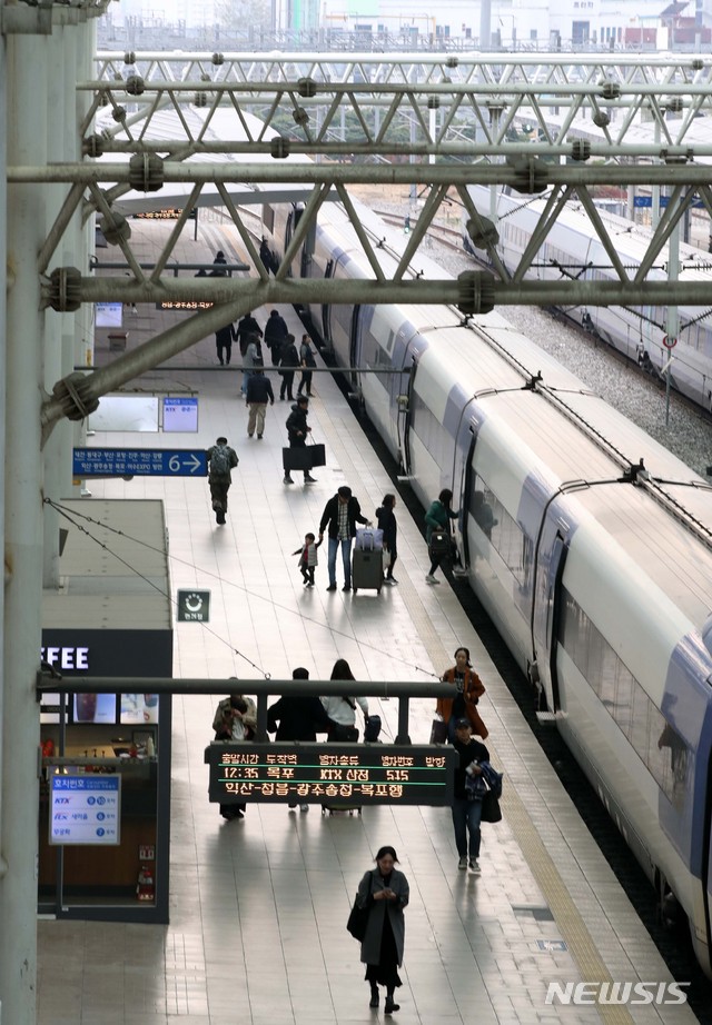[서울=뉴시스] 고범준 기자 = 철도노조 파업 닷새째를 맞는 24일 서울 용산구 서울역에서 시민들이 열차에 탑승하고 있다. 2019.11.24.&nbsp; bjko@newsis.com
