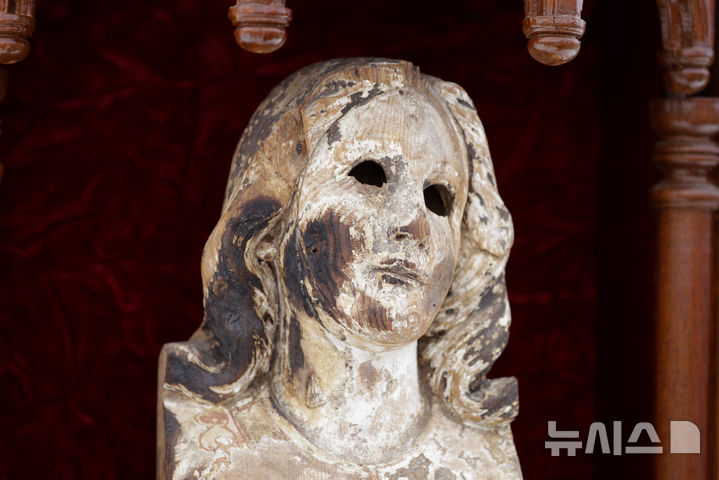 [나가사키=AP/뉴시스] 사진은 지난 2019년 11월24일 일본 나가사키의 한 야구장에서 열린 미사 중 제단에 놓인 목제 성모 마리아상. 원자폭탄 투하 당시 파괴된 우라카미 성당 잔해 속에서 발견된 '피폭 마리아상'으로, 프란치스코 교황은 이를 어루만지며 시민들의 반핵 활동을 당부했다. 2025.04.22.