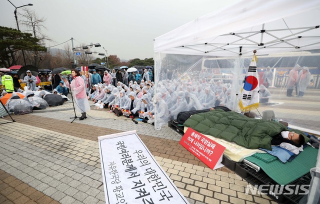 [서울=뉴시스] 고범준 기자 = 나경원 자유한국당 원내대표가 24일 오후 황교안 대표가 단식 중인 서울 청와대 분수대 앞 광장에서 열린 자유한국당 비상 의원총회에서 공수처법 반대 등을 촉구하는 발언을 하고 있다. 2019.11.24. bjko@newsis.com