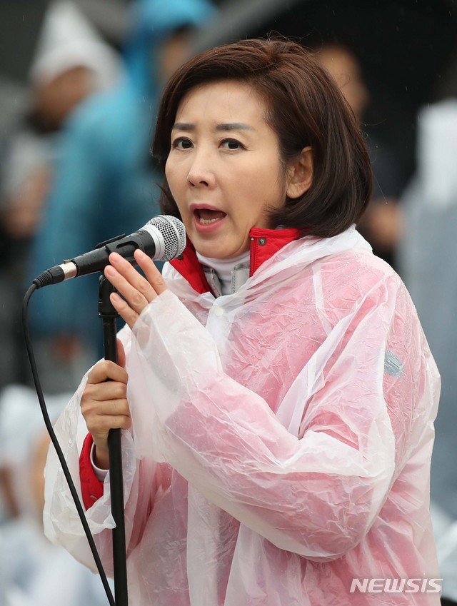 [서울=뉴시스] 고범준 기자 = 나경원 자유한국당 원내대표가 24일 오후 황교안 대표가 단식 중인 서울 청와대 분수대 앞 광장에서 열린 자유한국당 비상 의원총회에서 공수처법 반대 등을 촉구하는 발언을 하고 있다. 2019.11.24.  bjko@newsis.com