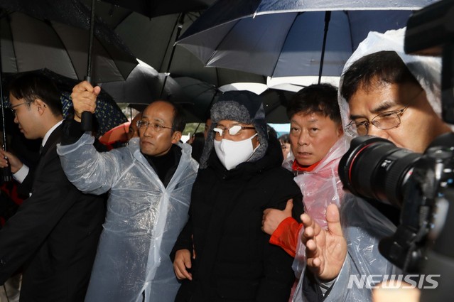 [서울=뉴시스] 고범준 기자 = 황교안 자유한국당 대표가 단식중인 24일 오후 서울 청와대 분수대 앞 광장에서 열린 자유한국당 비상 의원총회에서 다른 자리로 이동하고 있다. 2019.11.24. bjko@newsis.com