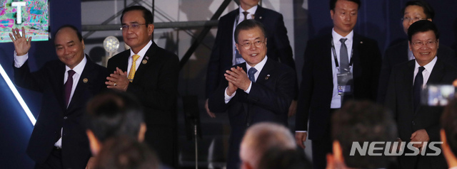 [서울=뉴시스]배훈식 기자 = 문재인 대통령이 24일 부산 서구 스마트시티 시범도시 착공식에 참석해 박수를 치고 있다. 왼쪽부터 응우옌 쑥 언푹 베트남 총리, 쁘라윳 짠오차 태국 총리, 문재인 대통령, 통룬 시술릿 라오스 총리. 2019.11.24.&nbsp; dahora83@newsis.com