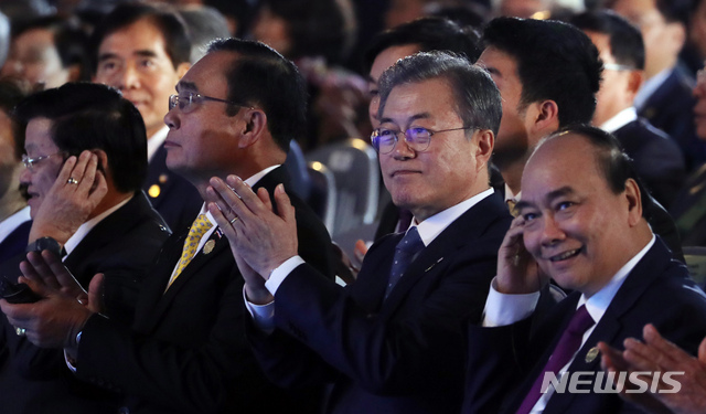 [서울=뉴시스]배훈식 기자 = 문재인 대통령이 24일 부산 서구 스마트시티 시범도시 착공식에 참석해 박수를 치고 있다. 왼쪽부터 통룬 시술릿 라오스 총리, 쁘라윳 짠오차 태국 총리, 문재인 대통령, 응우옌 쑥 언푹 베트남 총리. 2019.11.24.&nbsp; dahora83@newsis.com