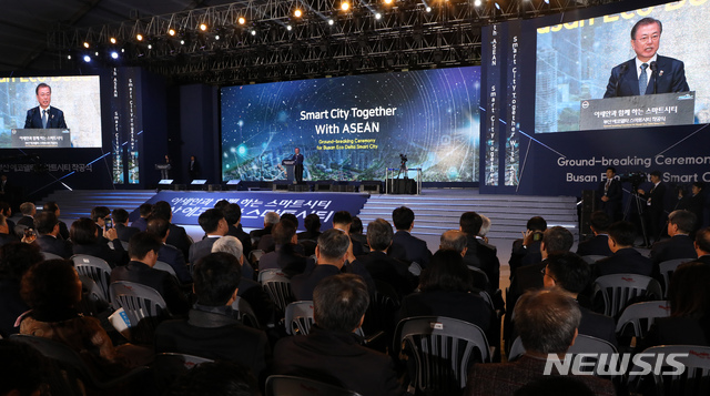 [서울=뉴시스]배훈식 기자 = 문재인 대통령이 24일 부산 서구 스마트시티 시범도시 착공식에 참석해 발언하고 있다. 2019.11.24. dahora83@newsis.com