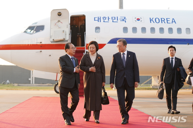 [부산=뉴시스]배훈식 기자 = 문재인 대통령과 김정숙 여사가 24일 오후 부산 김해공항에 도착, 영접을 나온 오거돈 부산시장과 대화하고 있다. (사진=청와대 제공) 2019.11.24. photo@newsis.com