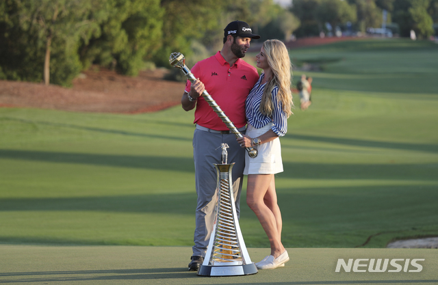 [두바이=AP/뉴시스]스페인의 존 람(25)이 유럽프로골프(EPGA) 투어 시즌 마지막 대회에서 우승을 차지하며 상금 500만 달러(약 58억8000만원)의 잭팟을 터뜨렸다. 람은 24일(한국시간) 아랍에미리트(UAE) 두바이의 주메이라 골프장(파 72·7675야드)에서 열린 EPGA 투어 시즌 최종전 DP월드 투어챔피언십(총상금 800만 달러·우승상금 300만 달러) 4라운드에서 4언더파 68타를 쳐 최종합계 19언더파 269타로 우승을 차지했다. 여자친구 켈리와 포즈를 취하고 있다.