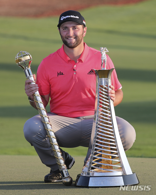 [두바이=AP/뉴시스]스페인의 존 람(25)이 유럽프로골프(EPGA) 투어 시즌 마지막 대회에서 우승을 차지하며 상금 500만 달러(약 58억8000만원)의 잭팟을 터뜨렸다. 람은 24일(한국시간) 아랍에미리트(UAE) 두바이의 주메이라 골프장(파 72·7675야드)에서 열린 EPGA 투어 시즌 최종전 DP월드 투어챔피언십(총상금 800만 달러·우승상금 300만 달러) 4라운드에서 4언더파 68타를 쳐 최종합계 19언더파 269타로 우승을 차지했다. 