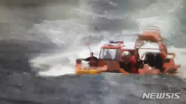 [서귀포=뉴시스]강경태 기자 = 25일 오전 제주 서귀포시 마라도 약 87㎞ 해상에서 어선 C호(24t·통영선적·승선원 14명)이 침몰한 가운데 해경 5002함 구명정이 선원들을 구조하고 있다.(사진=서귀포해양경찰서 제공 영상 캡처) 2019.11.25.  photo@newsis.com 