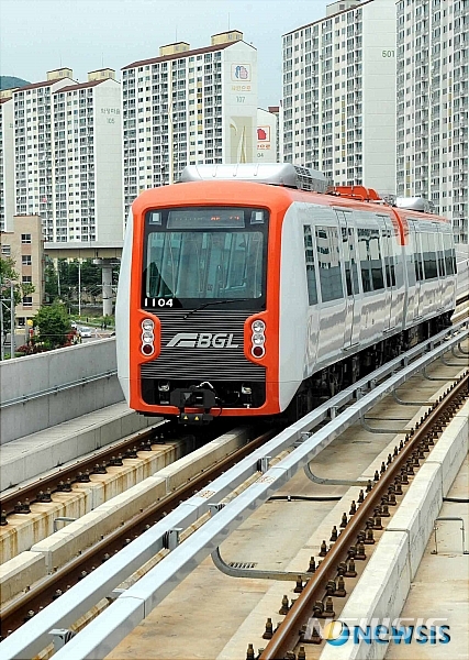 [김해=뉴시스] 부산김해경전철 운행 모습