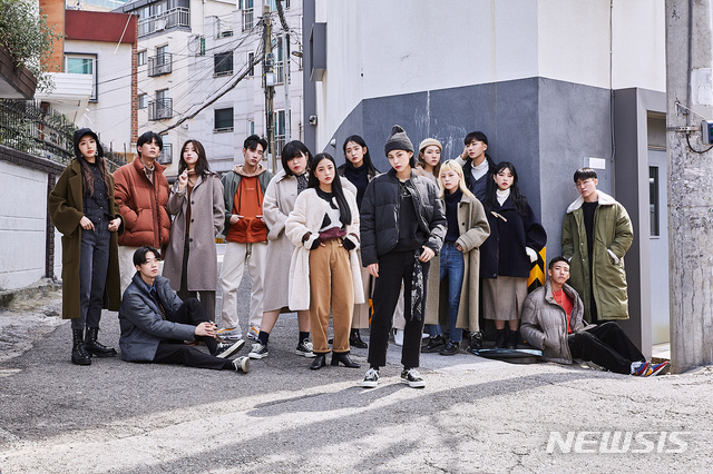 [서울=뉴시스]에잇세컨즈가 밀레니얼 소비자 모델 100인을 내세워 매력적인 겨울 스타일 100가지를 제안하는 '윈터 스타일 100' 캠페인을 진행 중이다. 삼성물산 패션부문 제공