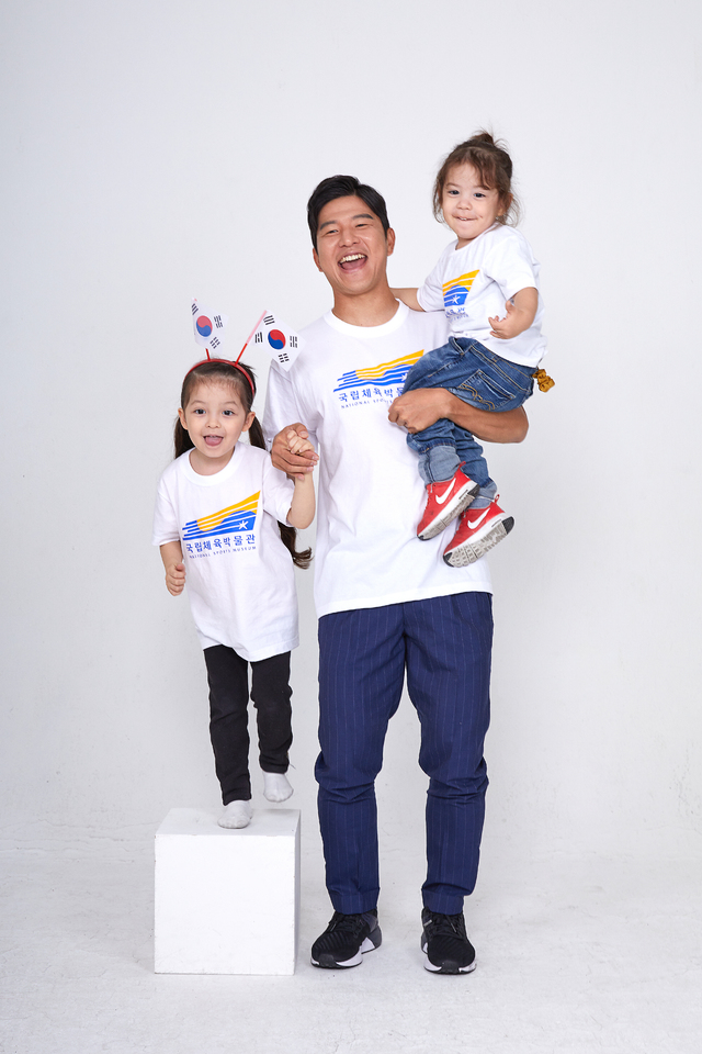 [서울=뉴시스] 프로축구 울산 현대의 박주호(가운데)와 나은, 건후 남매. (사진=대한체육회 제공)