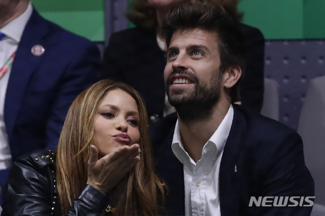 [마드리드=AP/뉴시스] 샤키라(왼쪽)와 헤라르드 피케가 지난 2019년 11월 25일 스페인 마드리드에서 열린 데이비스컵 테니스 결승전을 관전하고 있다. 2022.06.04.