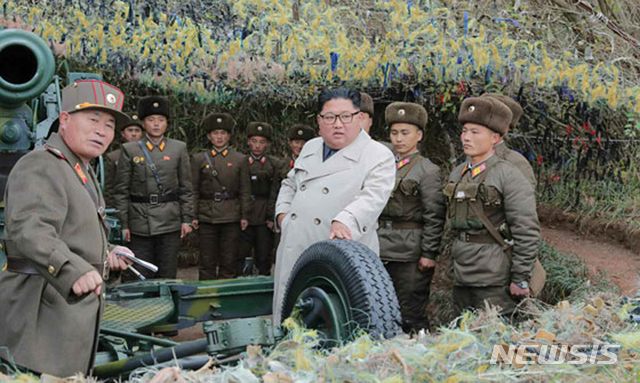 【서울=뉴시스】북한 노동신문은 김정은 국무위원장이 서부전선에 위치한 창린도방어대를 시찰했다고 25일 보도했다. (출처=노동신문) 2019.11.25. photo@newsis.com