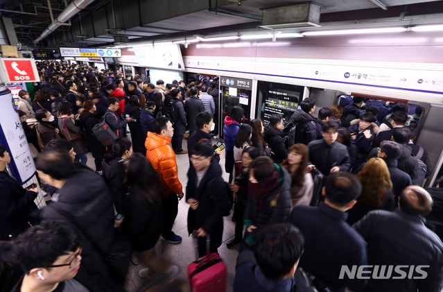 [서울=뉴시스] 이영환 기자 = 시민들이 한국철도와 전국철도노동조합이 임금 및 보충교섭에 합의해 파업이 종료된 25일 오전 서울 용산구 지하철1호선 서울역에서 지하철을 기다리고 있다. 철도노조의 파업 철회에 따라 열차운행은 26일부터 단계적으로 정상화 될 예정이다. 2019.11.25.&nbsp; 20hwan@newsis.com