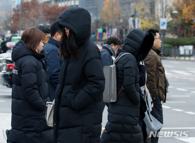 [서울=뉴시스] 김진아 기자 = 서울 아침 최저기온이 영하 2도까지 떨어진 25일 서울 종로구 광화문네거리에서 시민들이 겨울외투를 입고 출근길 발걸음을 재촉하고 있다 . 2019.11.25.  bluesoda@newsis.com