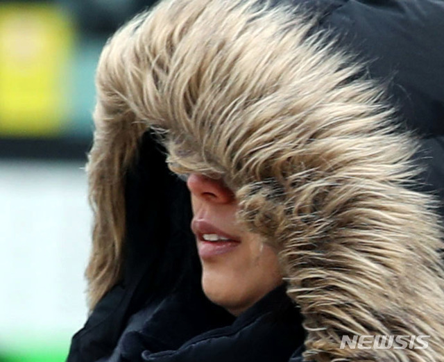 [서울=뉴시스] 김진아 기자 = 지난달 서울 종로구 광화문네거리에서 한 시민이 겨울외투를 입고 출근길 발걸음을 재촉하고 있다 . 2019.11.25.&nbsp; bluesoda@newsis.com