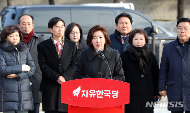 [서울=뉴시스]박주성 기자 =황교안 자유한국당 대표가 엿새째 청와대 앞에서 단식농성 중인 가운데 25일 오전 서울 청와대 분수대 앞에서 열린 최고위원회의에서 나경원 원내대표가 모두발언을 하고 있다. 2019.11.25. park7691@newsis.com