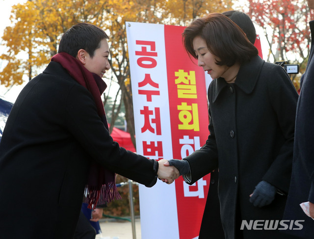 [서울=뉴시스]박주성 기자 =황교안 자유한국당 대표가 엿새째 청와대 앞에서 단식농성 중인 가운데 25일 오전 서울 청와대 분수대 앞 농성장으로 이언주 무소속 의원이 찾아와 나경원 원내대표와 인사를 나누고 있다. 2019.11.25. park7691@newsis.com