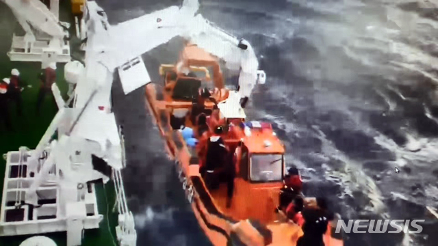 [서울=뉴시스]해경이 25일 오전 제주 서귀포시 마라도 약 87㎞ 해상에서 침몰한 어선 C호(24t·통영선적·승선원 14명)에서 구조한 승선원을 이송하고 있다. (사진=서귀포해양경찰서 제공 영상 캡처) 2019.11.25. photo@newsis.com
