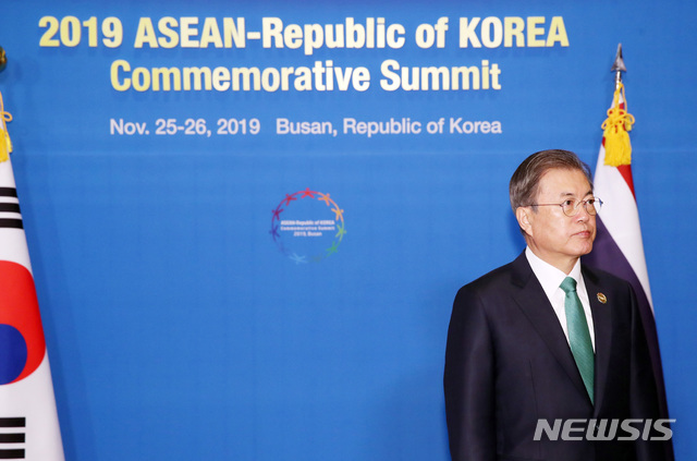 [부산=뉴시스]박영태 기자 =문재인 대통령이 25일 오전 부산 한 호텔에서 열린 한-태국 정상회담에 참석하고 있다. 2019.11.25.&nbsp; since1999@newsis.com 