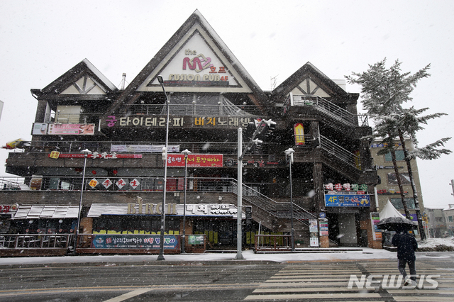 [평창=뉴시스] 김경목 기자 = 강원도 중북부 산간에 대설주의보가 발효된 지난 25일 오전 강원도 평창군 대관령면에 함박눈이 펑펑 내리고 있다. 강원지방기상청에 따르면 대설특보는 남부산간으로 확대될 것으로 보인다. 적설량은 25일 오후 9시까지 5~20㎝가 예상된다. 2019.11.25. photo31＠newsis.com