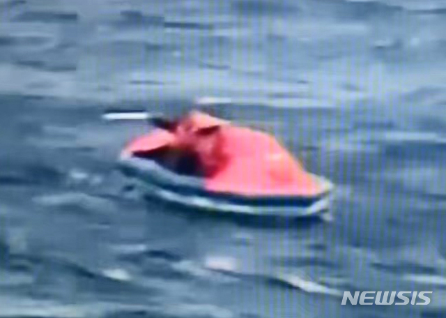 [서울=뉴시스]서귀포 마라도 해상에서 침몰한 어선의 승선원이 25일 오전 구명정에 탑승해 백색 물체를 흔들며 구조를 요청하고 있다. (사진=서귀포해양경찰서 제공 영상 캡처) 2019.11.25.photo@newsis.com