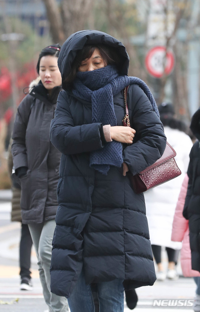 [서울=뉴시스] 박민석 수습기자 = 서울 최저기온이 영하 2도까지 떨어진 25일 오전 서울 종로구 청계천로 부근에서 한 시민이 두꺼운 외투를 입고 걷고 있다.  2019.11.25. mspark@newsis.com