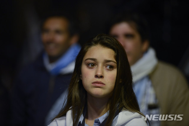 [몬테비데오(우루과이)=AP/뉴시스]우루과이 수도 몬테비데오에서 24일 야당 대통령 후보 루이스 라카예 포우 후보를 지지하는 한 여성이 이날 치러진 대선 결선투표 결과가 발표되기를 초조하게 기다리고 있다. 개표가 사실상 완료된 가운데 라카예 포우 후보가 집권 광역전선의 다니엘 마르티네스 후보에 1.2%포인트(약 2만9000표)의 근소한 차이로 앞서 우루과이 선거재판소는 재검표 후 28일 최종 결과를 확정 발표할 것으로 보인다. 2019.11.26