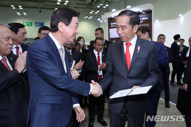 [서울=뉴시스]진영(왼쪽) 행정안전부 장관이 25일 오전 부산 벡스코에서 열린 한-아세안 특별정상회의에 참석한 조코 위도도 인도네시아 대통령과 주민등록증 전자발급시스템을 시연한 뒤 해외수출용 주민등록증 견본을 전달하며 악수하고 있다. (사진=행정안전부 제공) 2019.11.25.&nbsp; photo@newsis.com